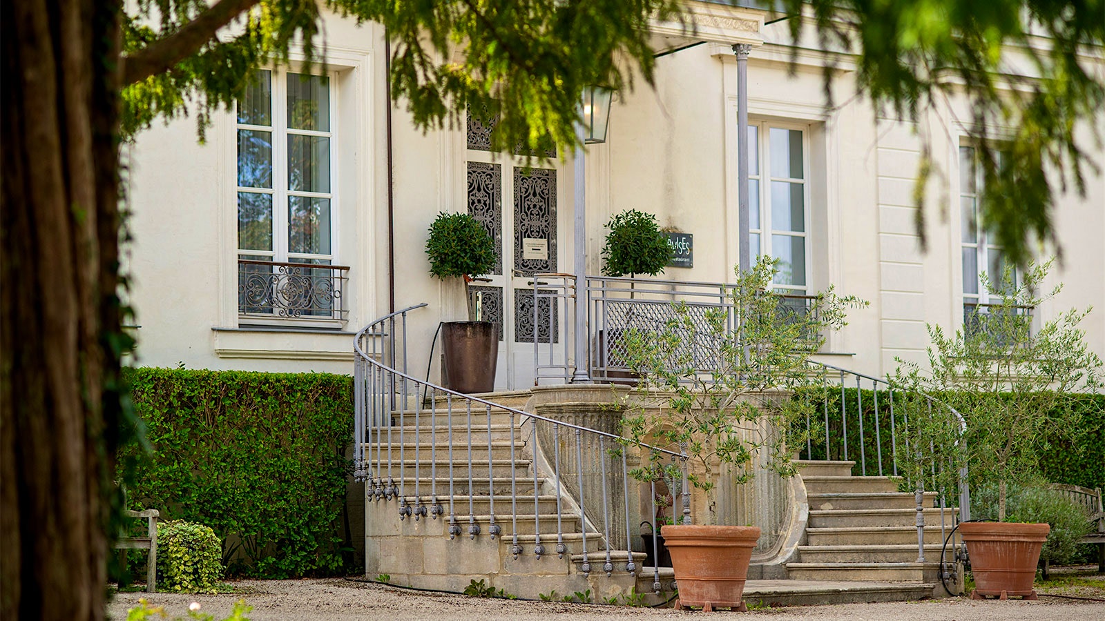 The exterior of the small Hôtel Les Avisés and restaurant in Avize connected with Champagne Jacques Selosse
